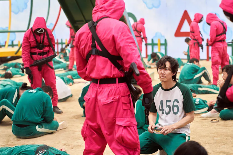 Staffel 1: Seong Gi-hun (Lee Jung-jae) kämpft im tödlichen Zuckerkeks-Spiel um sein Leben. Für die zweite Staffel hat sich der Erfinder von „Squid Game“ einige neue Spiele ausgedacht